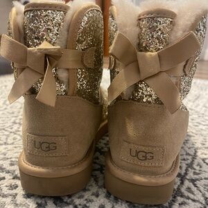 UGGS- GLITTER GOLD, size 8